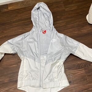 Nike windbreaker 
Unisex